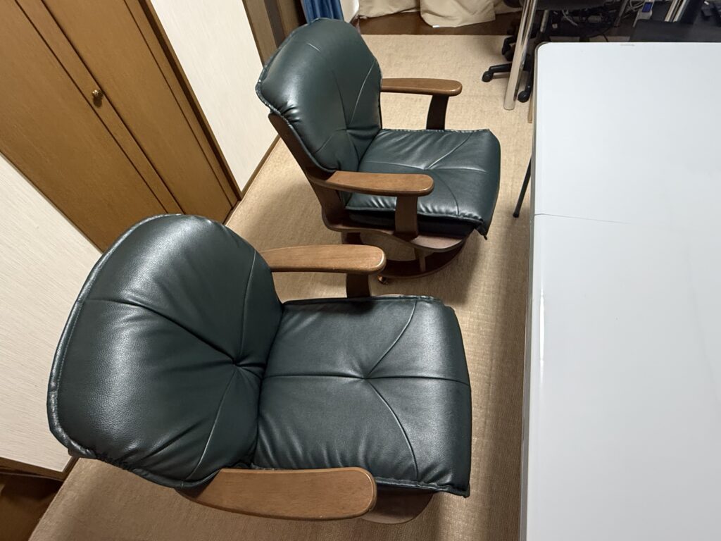 モストップ不動産応接室椅子