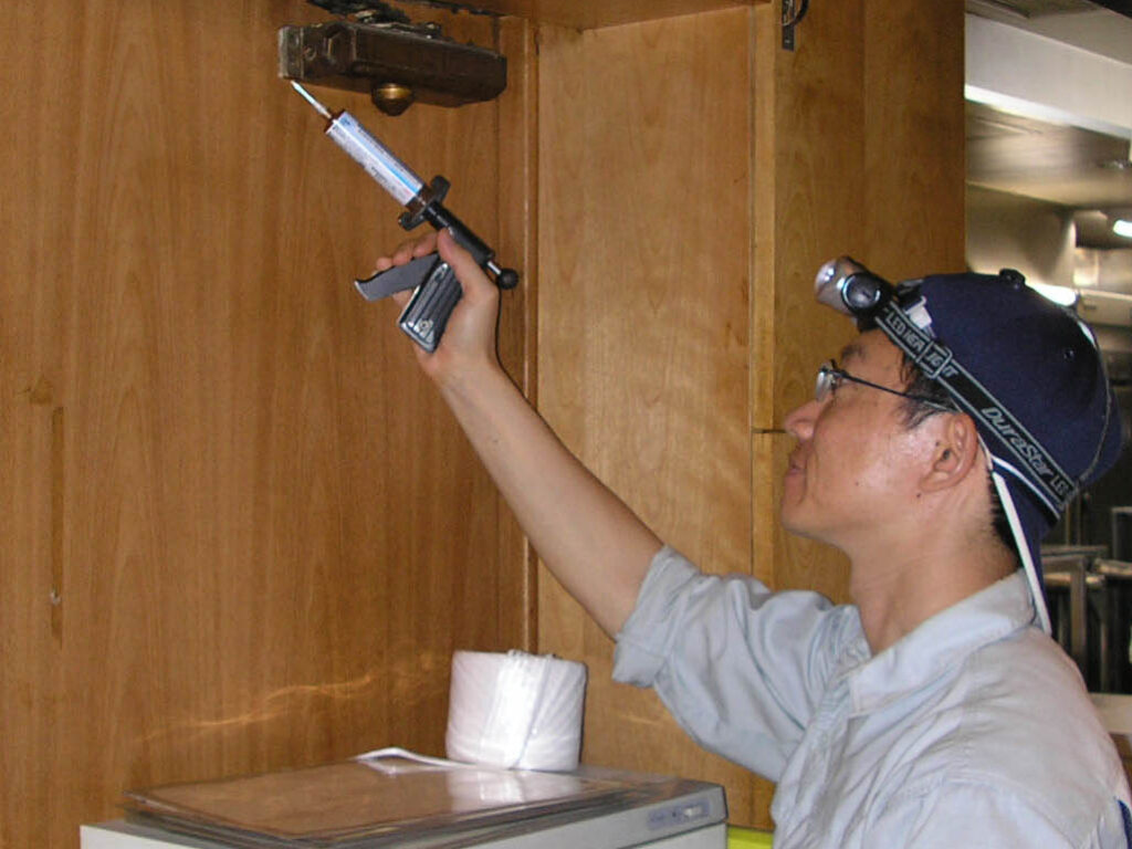 モストップ不動産　ゴキブリ発生予防作業2